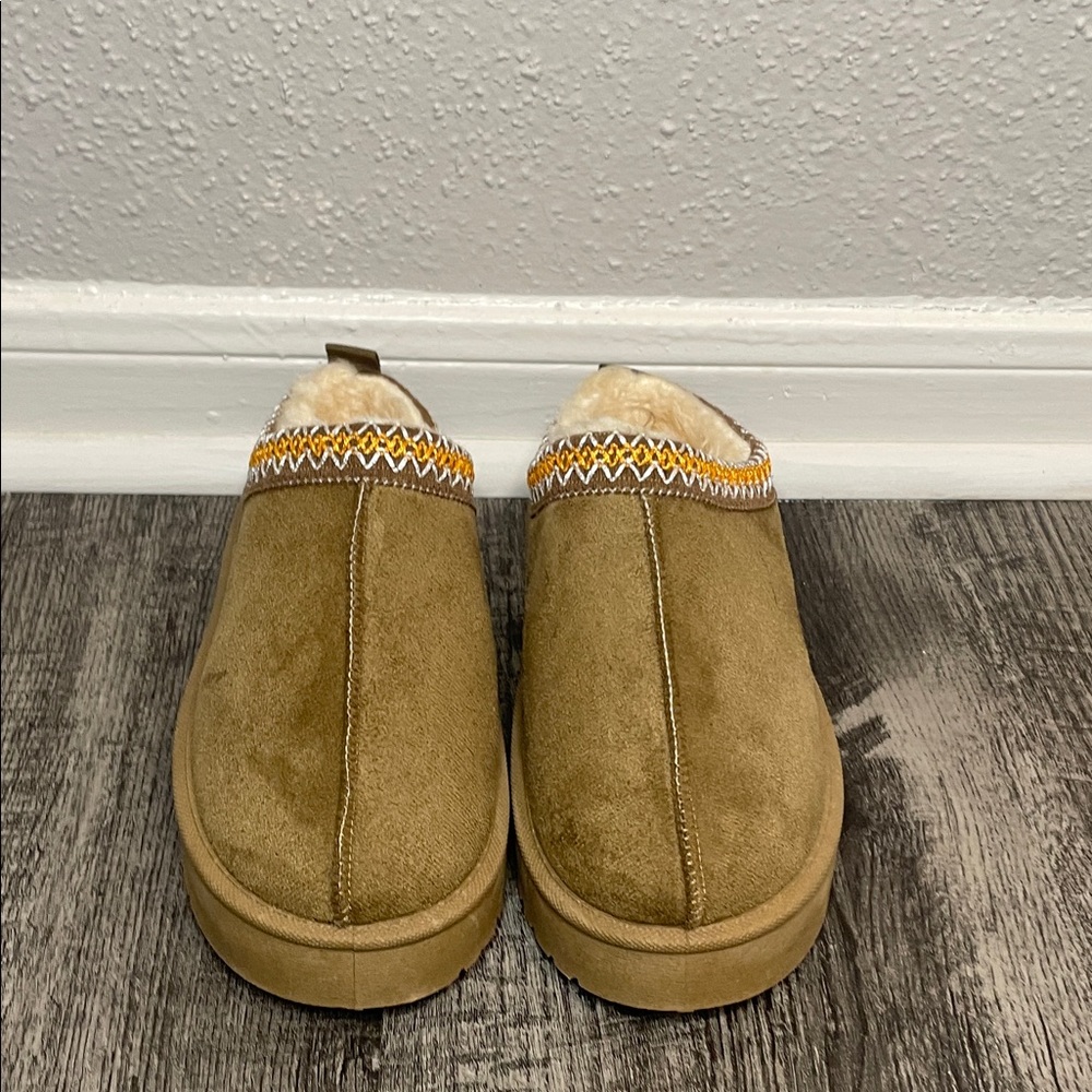 Cozy Tan Slip-On Women's Shoes-NWOT - Picture 2 of 12
